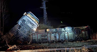 Yaralıya yardım etmek istedi, emniyet şeridindeki otomobiline ticari araç çarptı: 4 yaralı