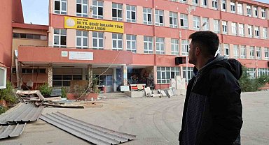 Yarım asırlık okulda yıkım çalışmaları başladı: Mezunlar son kez hüzünle gezdi