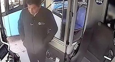 Yaşlı adamın otobüste unuttuğu içinde 4 bin euro olan çantanın başında adeta nöbet tuttu