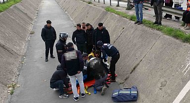 Yayaya yol veren motosikletli arkasından gelen otomobilin çarpmasıyla kanala uçtu