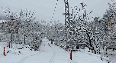 Yaz şehri Mersin'de kar birçok mahalleyi beyaza bürüdü