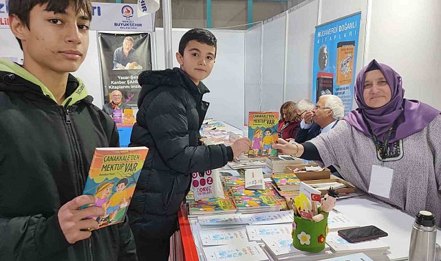 Yazar öğretmen kitap fuarında öğrencilerle buluştu