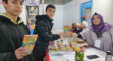 Yazar öğretmen kitap fuarında öğrencilerle buluştu