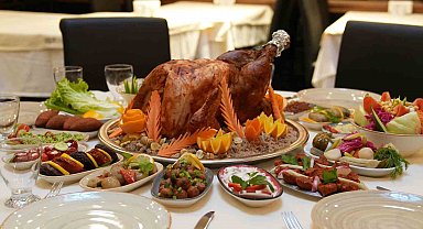 Yeni yıl akşamının lezzeti kestaneli bademli Sahan yılbaşı hindisi