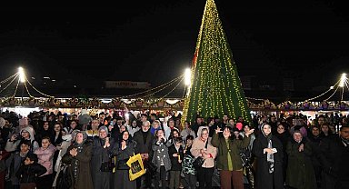 Yeni Yıl Festivali akşam saatlerine renk kattı
