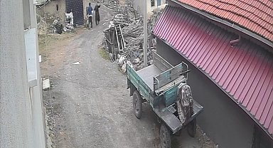 Yerde yatan karısının kafasına tekme attı