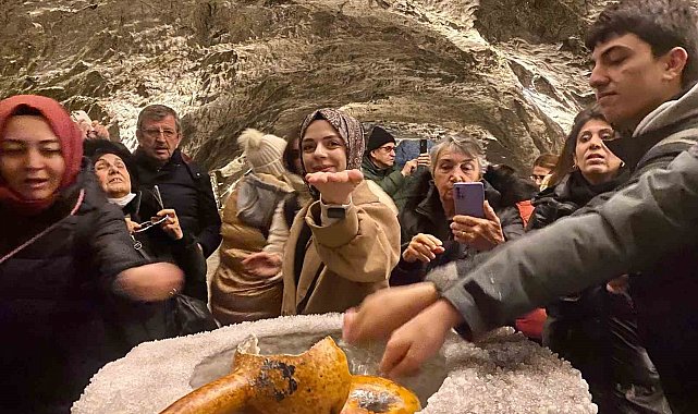 Yerin 150 metre altındaki bu mağarada şifa arıyorlar