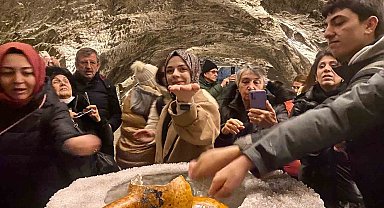 Yerin 150 metre altındaki bu mağarada şifa arıyorlar