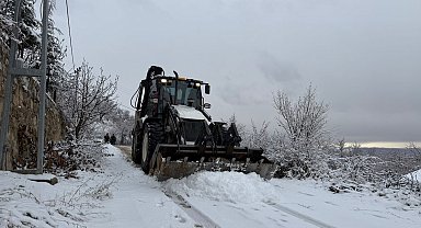 Yeşilyurt Belediyesi karla mücadelede çalışmalarını sürdürüyor