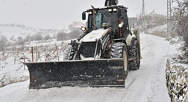 Yeşilyurt'ta karla mücadele aralıksız sürüyor