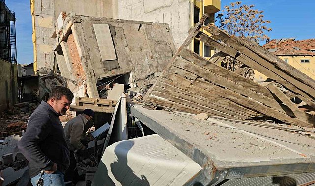 Yıkım sırasında enkaz altında kalmaktan saniyelerle kurtuldular