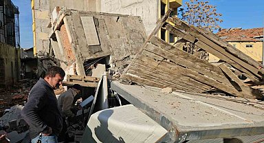 Yıkım sırasında enkaz altında kalmaktan saniyelerle kurtuldular