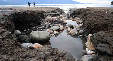 Yılın en kısa gününde deniz suyu çekildi, sağanak yağmur sahili tahrip etti