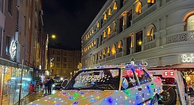 Yılın son günü arabasını ışıklarla kapladı