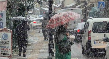 Yılın son kar yağışı 5 dakikada Bartın'ı beyaza bürüdü