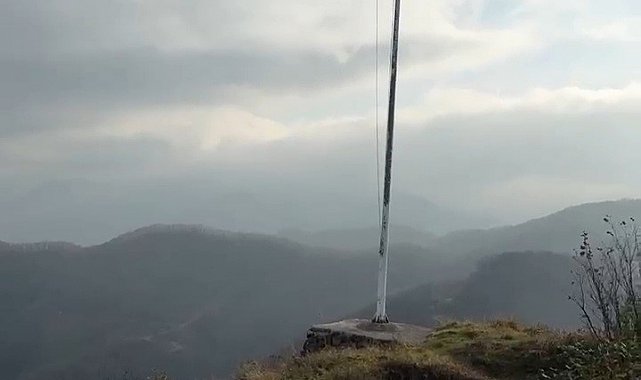 Yıpranan bayrak değiştirilmeyi bekliyor