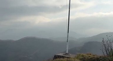 Yıpranan bayrak değiştirilmeyi bekliyor