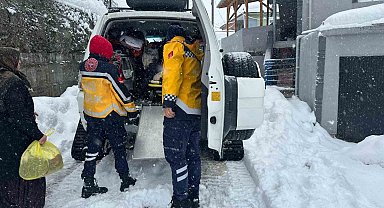 Yoğun kar yağışına rağmen Acil Sağlık ekipleri görev başında