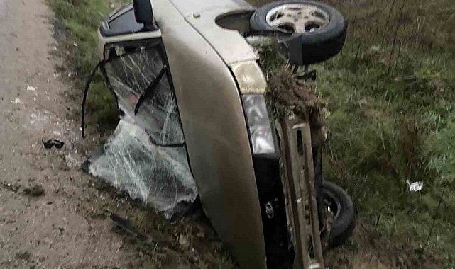 Yoğun sis beraberinde kaza getirdi: Devrilen otomobil sürücüsü yaralandı
