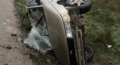 Yoğun sis beraberinde kaza getirdi: Devrilen otomobil sürücüsü yaralandı