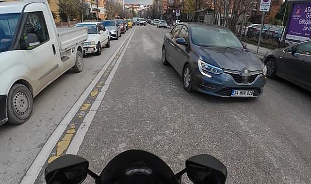Yoğun trafikte ters yöne giren sürücü tehlikeye davetiye çıkardı