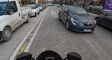 Yoğun trafikte ters yöne giren sürücü tehlikeye davetiye çıkardı