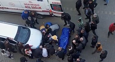 Yol ortasında eşini bıçaklayarak öldürdü