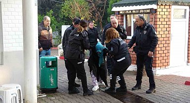 Yola bıraktığı çanta polisi alarma geçirdi, gözaltına alınırken güçlük yaşattı