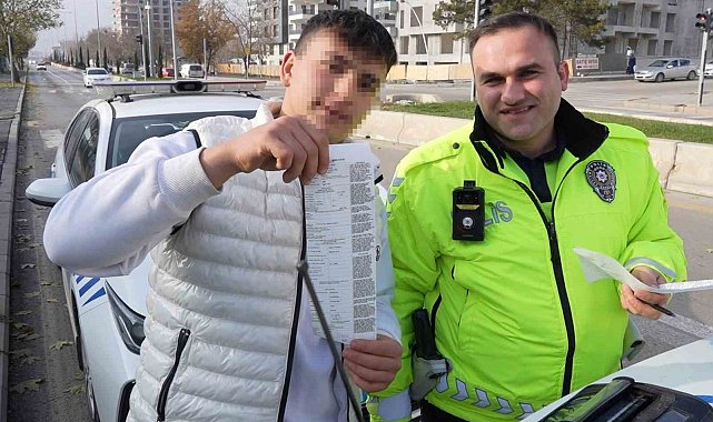 Yolcu kapısından inen ehliyetsiz sürücü drondan kaçamadı: "Gafil avlandım" dedi, ceza makbuzuyla hatıra fotoğrafı çektirdi