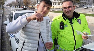 Yolcu kapısından inen ehliyetsiz sürücü drondan kaçamadı: "Gafil avlandım" dedi, ceza makbuzuyla hatıra fotoğrafı çektirdi