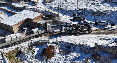 Yolda mahsur kalan tır, ekipler tarafından kurtarıldı
