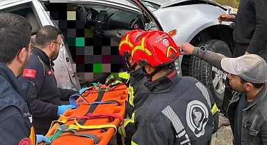 Yoldan çıkan araç ağaca çarptı; 1 ölü, 1 yaralı