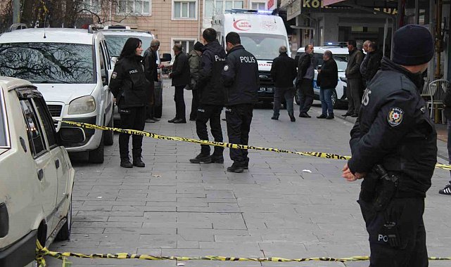 Yoldan geçenleri bıçakladı: 1'i ağır 3 yaralı