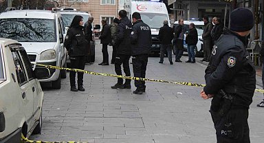 Yoldan geçenleri bıçakladı: 1'i ağır 3 yaralı