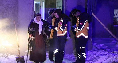 Yolların kapalı olduğu mezrada 70 yaşındaki hasta 112 ekiplerince hastaneye ulaştırıldı