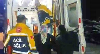 Yolu kapanan köyde doğum sancısı tutan kadın 2 saat süren çalışmayla hastaneye ulaştırıldı