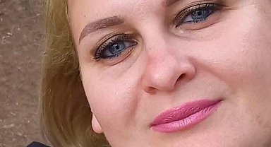 Yolun karşısına geçerken otomobilin çarptığı kadın yaşam mücadelesini kaybetti