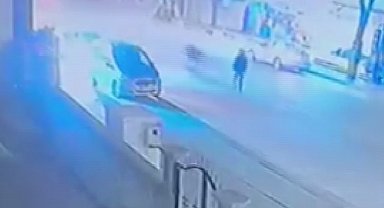 Yolun karşısına geçmek isteyen çocuğa motosiklet çarptı... O anlar kamerada