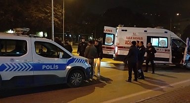 Yolun karşısına geçmeye çalışan yayaya otomobil çarptı