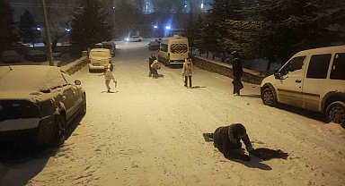 Yozgat'ta mahalle aralarında kar eğlencesi: Sokaklar kayak pistini aratmadı