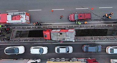 Yüksek gerilim tellerine ramak kala, itfaiye aracı köprü arasında sıkıştı: 3 personel yaralı