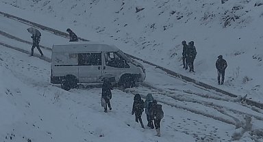 Yüksekova yoğun kara teslim oldu