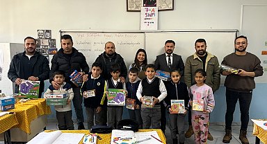 Yüksekova'da 16 okula 440 farklı eğitim ve zeka oyunu seti ile kırtasiye malzemesi hediye edildi