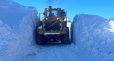 Yüksekova'da 3 metrelik karla zorlu mücadele