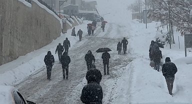Yüksekova'da beyaz esaret: Vatandaşlar araçlarını bırakıp yürüdü