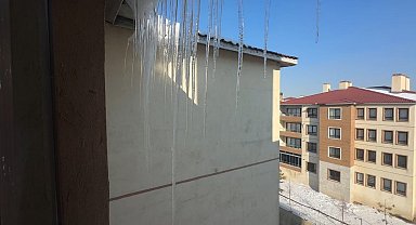 Yüksekova'da buz sarkıtları 2 metreyi geçti