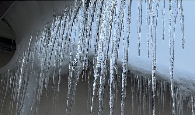 Yüksekova'da buz sarkıtları bir metreyi geçti