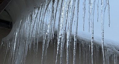 Yüksekova'da buz sarkıtları bir metreyi geçti