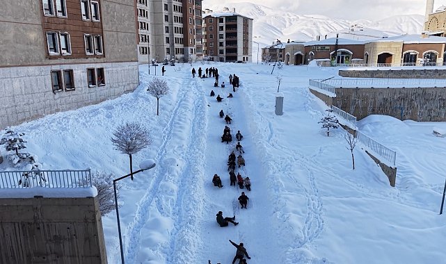 Yüksekova'da çocuklar mahalle yolunu kayak pistine çevirdi