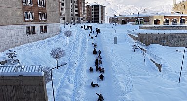 Yüksekova'da çocuklar mahalle yolunu kayak pistine çevirdi
